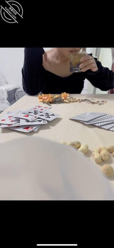 狂灌巨乳表姐一整瓶牛栏山晕倒后，我醉奸巨乳表姐  作者：巨乳表姐住我家-orz7｜开眼社区